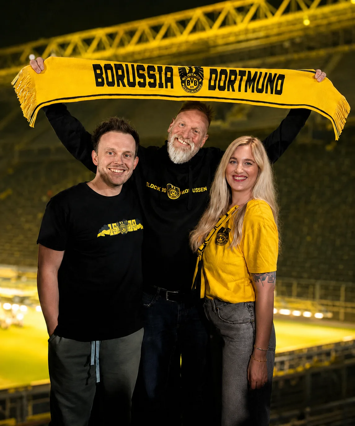 Tim Krasevec, Michael Bollermann und Melanie Bollermann vom Vorstand der Block 20 Borussen mit BVB-Schal im Stadion