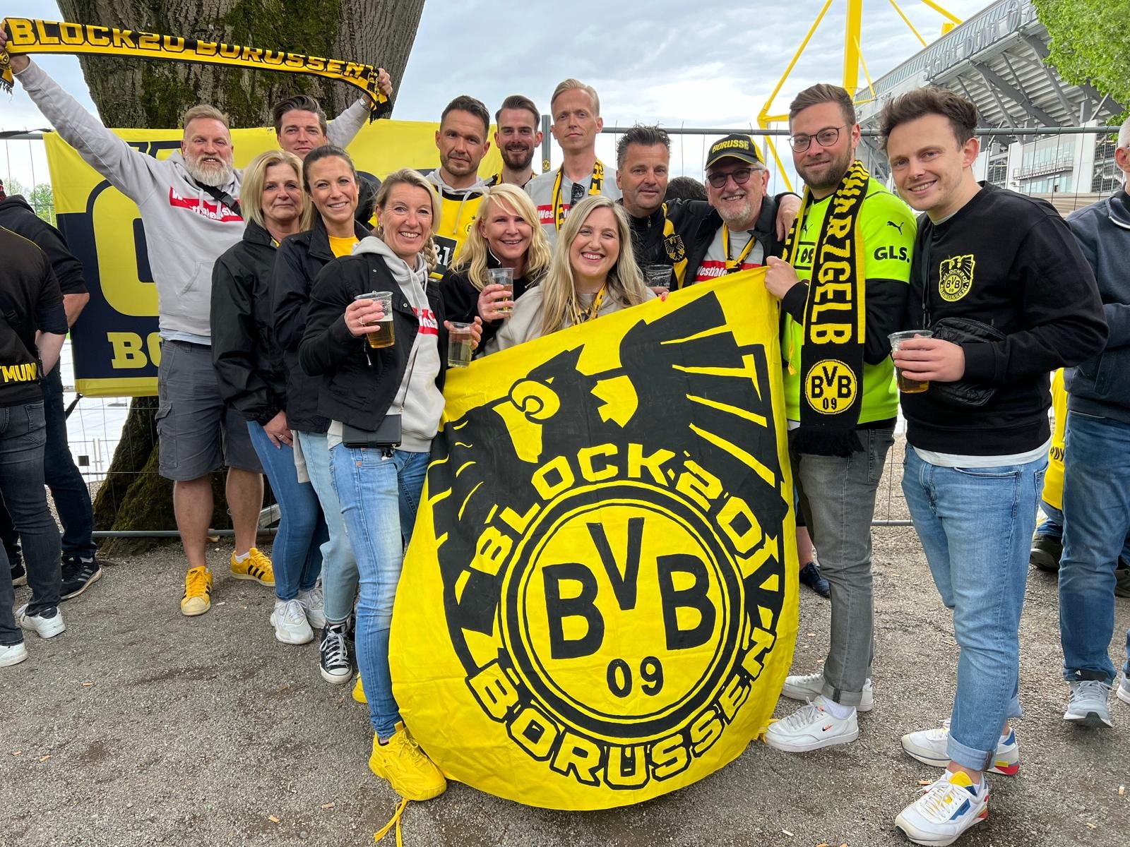 Mitglieder der Block 20 Borussen mit der Fanclub-Fahne am Stadion