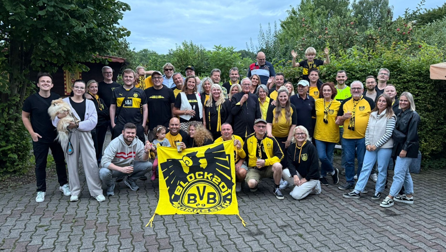 Block 20 Borussen beim Sommerfest mit der Fanclub-Fahne